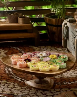 شیرینی خوری چوبی پایه دار مثلث اماهوم (چوب گردو) Seren